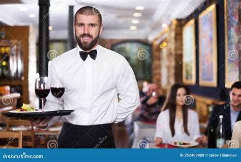 Camarero Sonriente Con Bandeja En El Restaurante Foto de archivo - Imagen de europeo, positivo ...