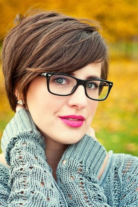 20 Photos Short Haircuts for People with Glasses