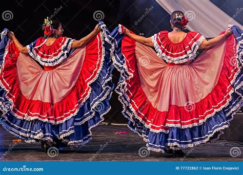 Bailarines De La Mujer Joven De Costa Rica En Traje Tradicional Fotografía editorial - Imagen de ...