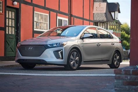 2019 Hyundai Ioniq Plug-In Hybrid Review & Ratings | Edmunds