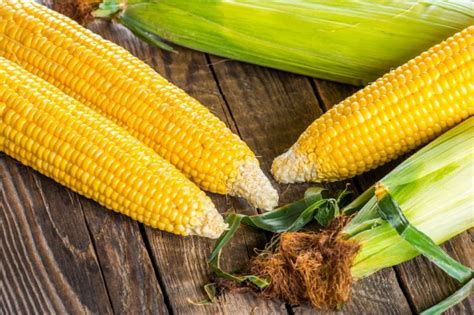 An Easier Way to Husk Corn | Reader's Digest