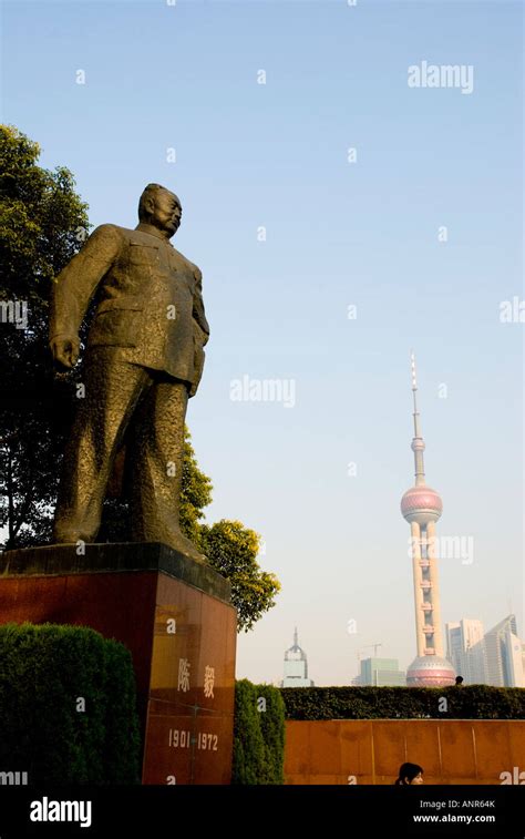 Chairman Mao Zedong statue in Shanghai at the Bund, China Stock Photo - Alamy