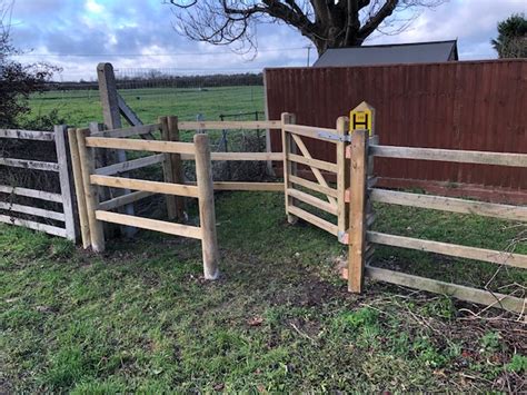 New kissing gate installed on the Local Green Space – Ivinghoe & Pitstone Village Website