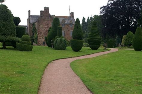 Fingask Castle © Mike Pennington cc-by-sa/2.0 :: Geograph Britain and Ireland