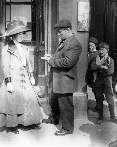 These Pictures Document the Moment when the Titanic Survivors Arrived ...