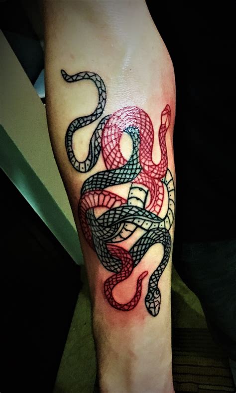 Snake black and red | Tatouage