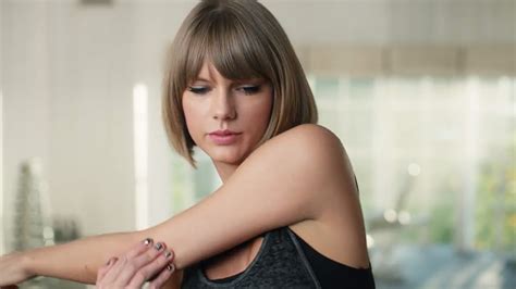 Taylor Swift Raps To Drake & Falls Off Treadmill In New Apple Music Ad ...