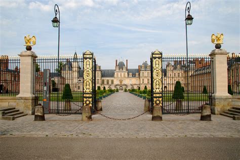 File:Palace of Fontainebleau Front Gate.JPG - Wikimedia Commons