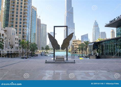 View of Souk Al Bahar Dubai Fountain with Burj Khalifa and Park ...