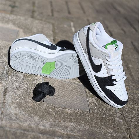 スニーカー NIKE NIKE SB DUNK LOW Chlorophyll クロロフィル 28.5の通販 by yn's shop｜ナイキ ...