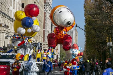 Macy’s Thanksgiving Day Parade starts with balloons, bands, celebrities, and Santa – Popfeeling