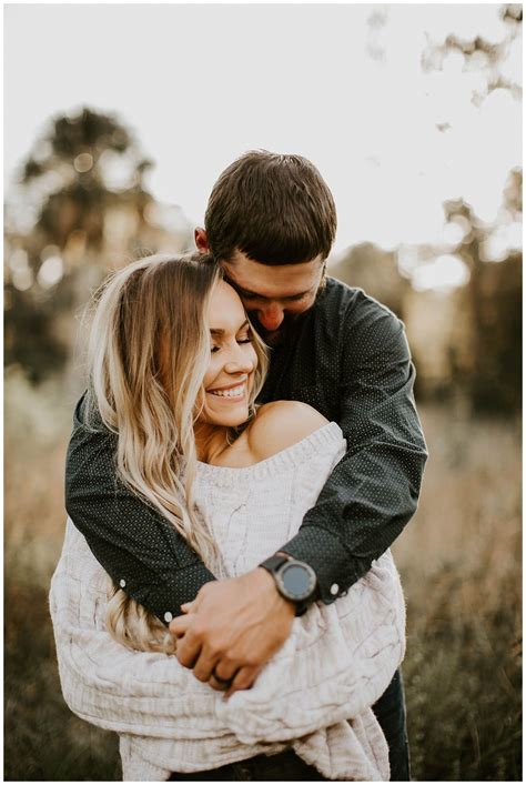 Riverbend Park Couples Photos in 2020 | Couple photography poses ...