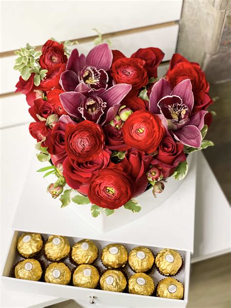 Gift Set with fresh flowers and chocolate in Miami Beach, FL | Flower Details