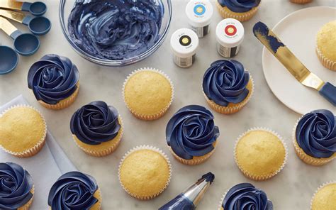 How to Make Navy Blue Buttercream Frosting | Wilton