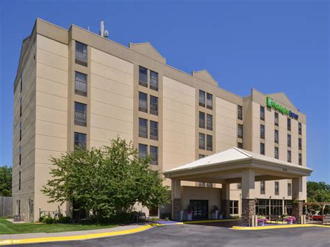 Pet-Friendly Hotels in Omaha, NE | Holiday Inn Express Omaha West - 90th Street