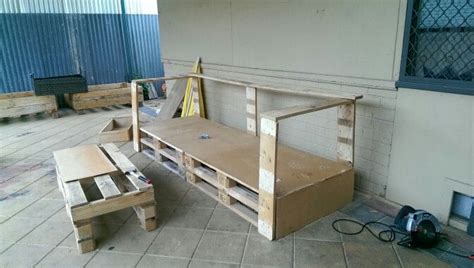 Daybed made from pallets Bunks, Bunk Beds, Pallet Diy, Daybed, Pallets, Loft Bed, Furniture ...