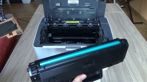 HP Laser 107a 107w - Replacing the Toner Cartridge W1106A - YouTube