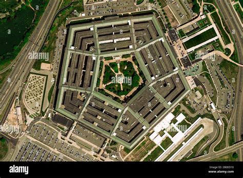 Pentagon aerial view hi-res stock photography and images - Alamy