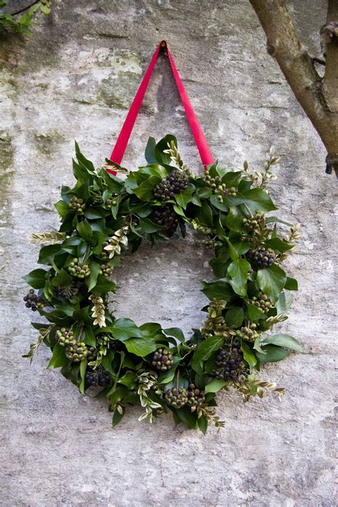 Leafy berried Ivy Christmas Wreath | Christmas flower arrangements, Xmas wreaths, Christmas ...