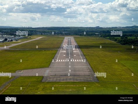 Edinburgh Airport Runway, Pilots Eye View, Edinburgh, Scotland Stock Photo - Alamy