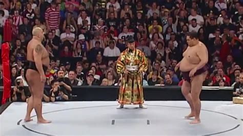 Big Show attempts to overpower sumo champion Akebono at WrestleMania 21 ...