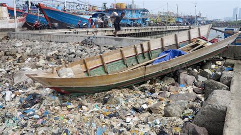 Sampah Plastik Menumpuk di Laut Pesisir Jakarta - Bagian 5