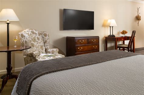 Rooms & Suites | Meadowbrook Inn