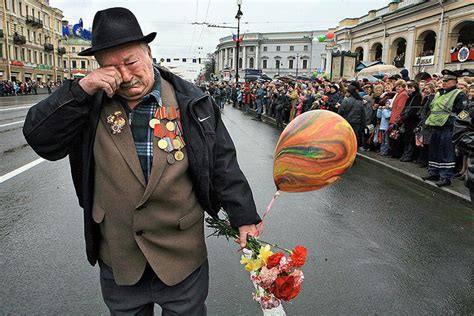 Powerful Photo Of Last Veteran Of His WWII Battle Group Marching In Parade Alone