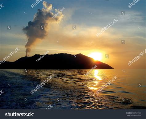 7 Andaman And Nicobar Islands Volcano Images, Stock Photos & Vectors ...