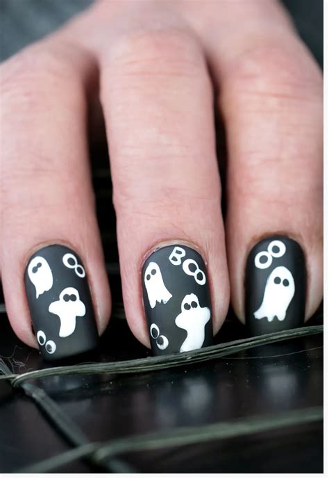 45+ Stylish Yet Spooky Black Halloween Nails To Try Now