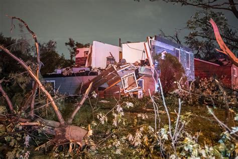 Massive tornado tears through Chicago suburbs causing damage | Daily Sabah