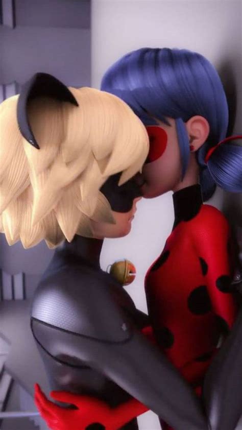 Kissing Cat Noir | Miraculous ladybug kiss, Miraculous ladybug ...