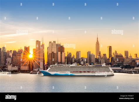 New York City skyline at sunrise Stock Photo - Alamy