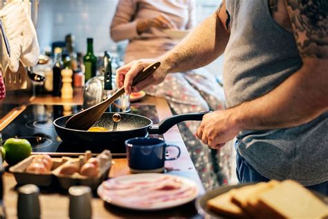 Man cooking breakfast in the kitchen | Premium Photo - rawpixel