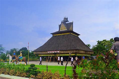 Rumah Adat Karo Garista, Tempat Wisata Selfie Terbaru di Medan - Pariwisata Sumut