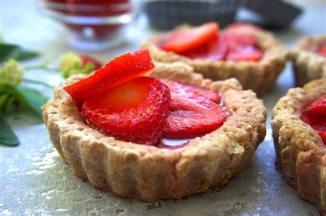 Healthy Strawberry Tarts - Hannah & Fitness