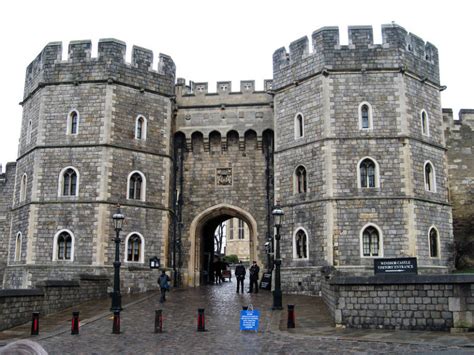 Parts of a Medieval Castle: The Gatehouse - Medieval Britain