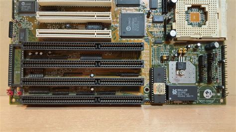 UMC UM8886AF Socket 3 Motherboard with 4 EDO Ram Slots, 4 PCI and 4 ISA Slots - Retro PC Store