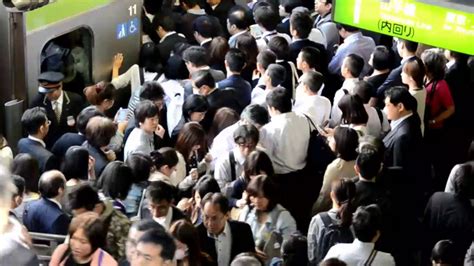 JAPAN - TOKYO : Subway during rush hour !! - YouTube