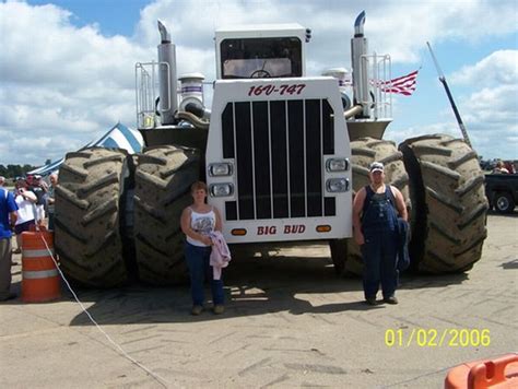 Big Bud - the World’s Largest Farm Tractor (8 pics)