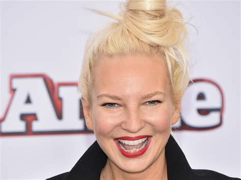 Why Sia hides her face with a wig - Business Insider