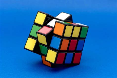 21-Year-Old Breaks Guinness World Record For Solving Rubik's Cube In 3.13 Seconds - Bharat Express