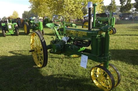 VINTAGE John Deere TRACTORS antique John Deere tractors models