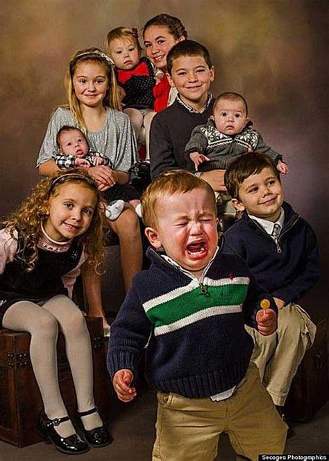 25 Awkward Family Portraits That Went Hilariously Wrong