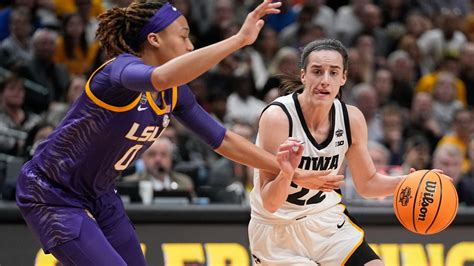 Caitlin Clark wins 2023 John R. Wooden Award | weareiowa.com