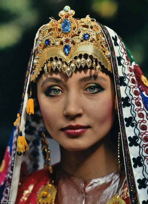 Uzbek woman in traditional dress | Traditional dresses, Uzbek clothing, Women