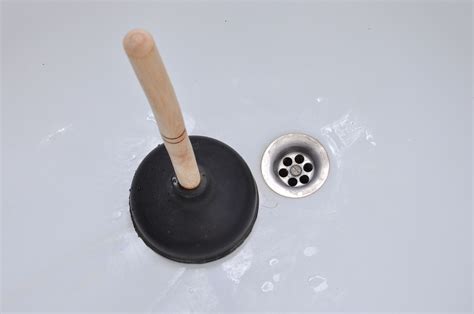 How to Unclog a Bathtub Drain With a Plunger