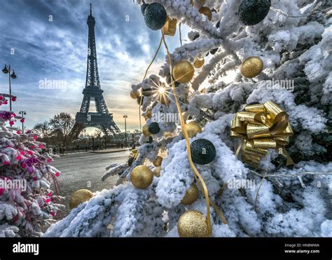 Paris eiffel tower christmas hi-res stock photography and images - Alamy