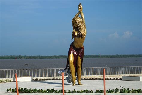 Barranquilla erige una estatua en honor a Shakira, su hija predilecta