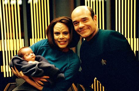 Star Trek: 20 Behind-The-Scenes Photos That Completely Change Voyager